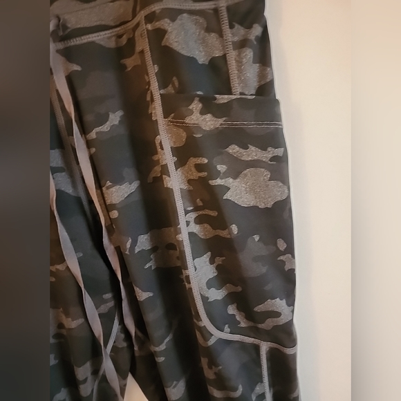 Fabletics Joggers Pants - Picture 5 of 9